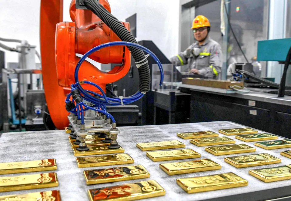 China acelera corrida pelo ouro enquanto busca alternativa ao dólar