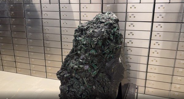 Esmeralda gigante de R$ 2 bilhões é guardada em bunker com segurança extrema em SP